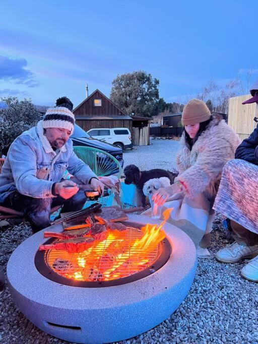 Alpine Chalet - Views, Fire-Pit, Central, Cosy Wanaka Exterior foto