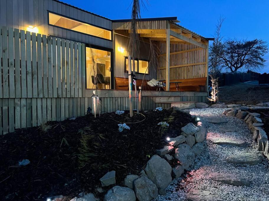 Alpine Chalet - Views, Fire-Pit, Central, Cosy Wanaka Exterior foto